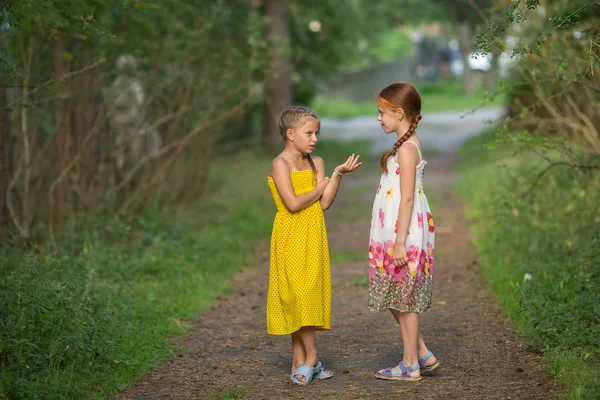 Две маленькие девочки разговаривают — стоковое фото