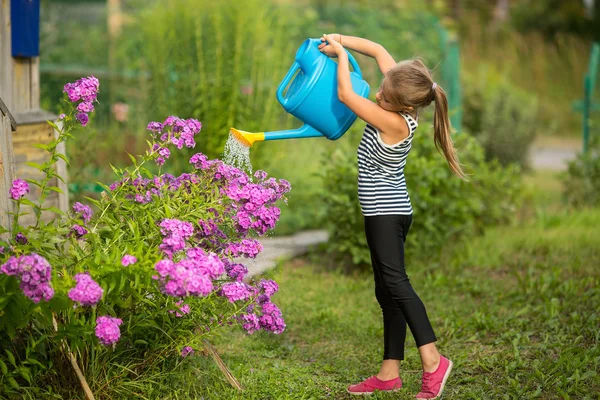 Malá holčička, zalévání květin — Stock fotografie