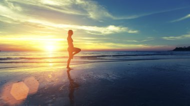 Deniz plaj üzerinde egzersiz yaparak kız 