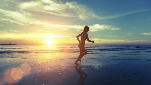 Chica corriendo en la playa del mar —  Fotos de Stock