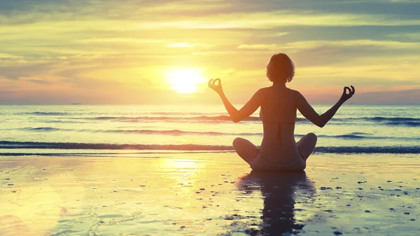 Mujer yoga en la playa del mar — Foto de Stock
