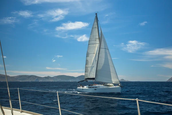 Barcos à vela em ondas de mar Egeu — Fotografia de Stock