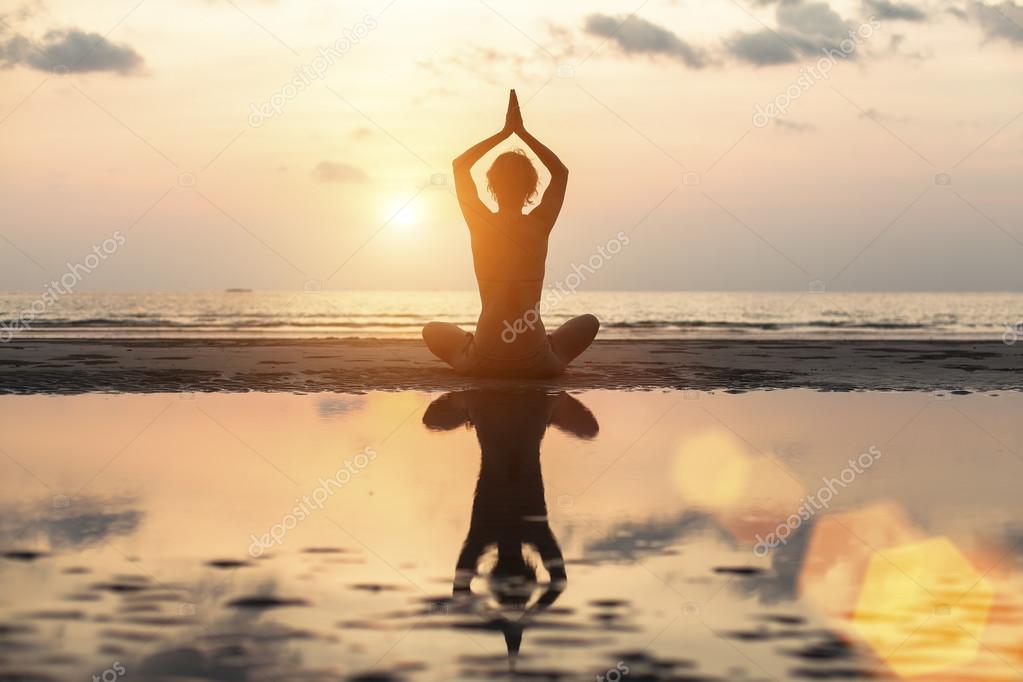 Femme Dyoga Sur La Plage De La Mer Photographie