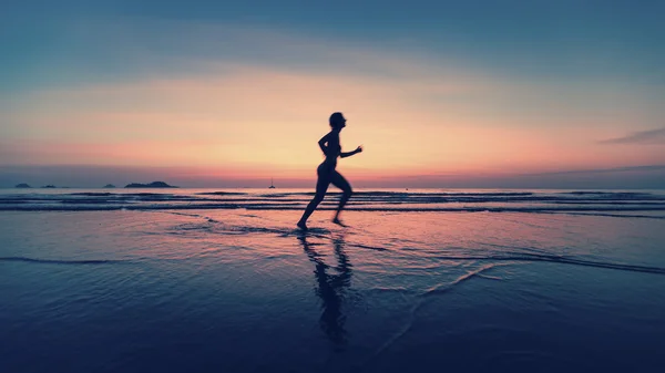 Mulher correndo na praia do mar — Fotografia de Stock