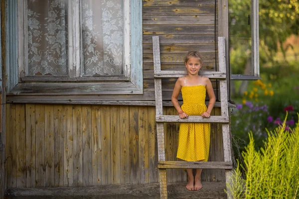 Schattig klein meisje — Stockfoto