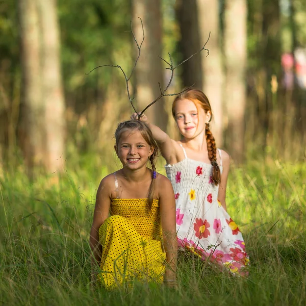 Små flickor i skogen — Stockfoto