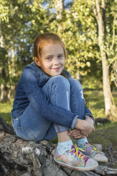 Zrzavá holčička v lese — Stock fotografie