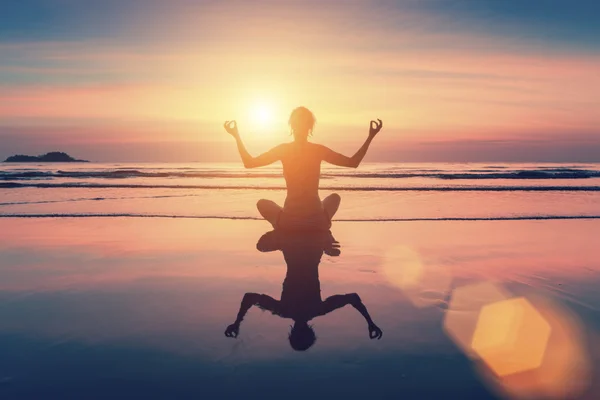 Silhouette féminine dans la pose de yoga — Photo