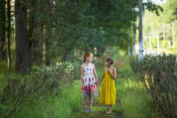 Roztomilé dívky povídají v parku — Stock fotografie