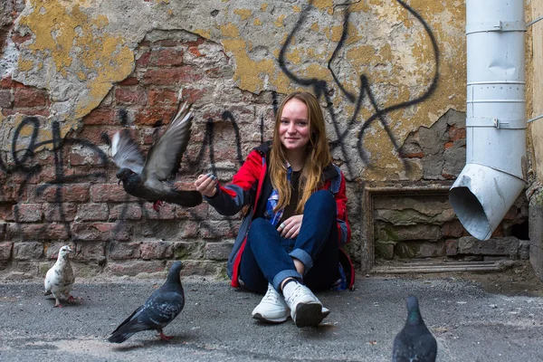 Fille s'assoit près du mur — Photo