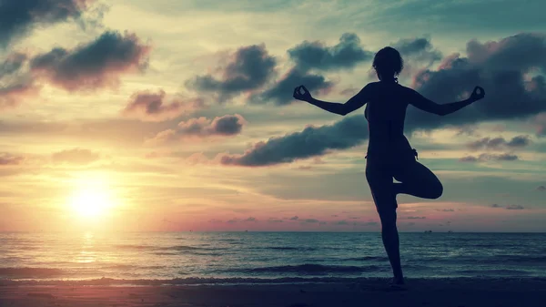 Ragazza silhouette in posa yoga — Foto Stock