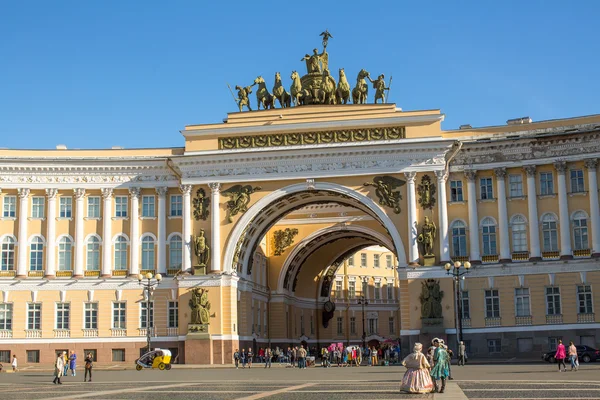O edifício do Estado-Maior na Praça do Palácio — Fotografia de Stock