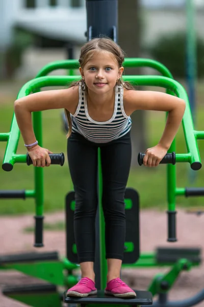 Schattig klein meisje doet sport — Stockfoto