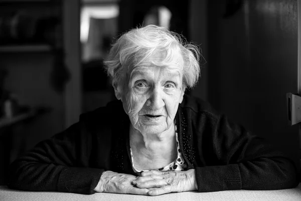 Portrait d'une femme âgée — Photo