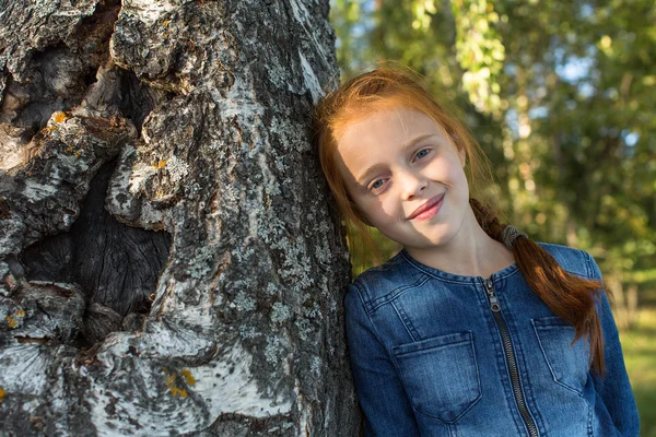 附近的树上的小女孩 — 图库照片