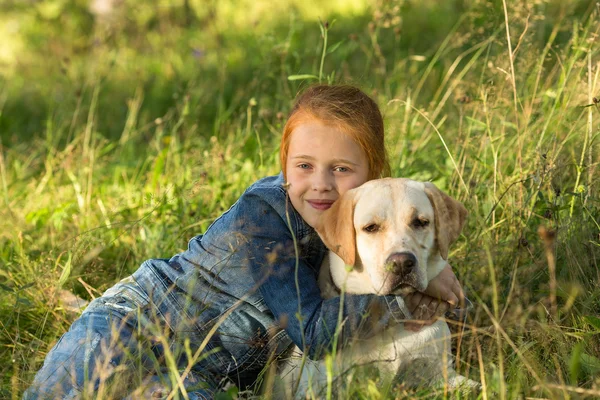 Köpeği ile küçük kız — Stok fotoğraf