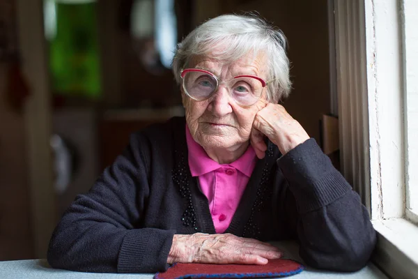 Пожилая женщина в очках — стоковое фото