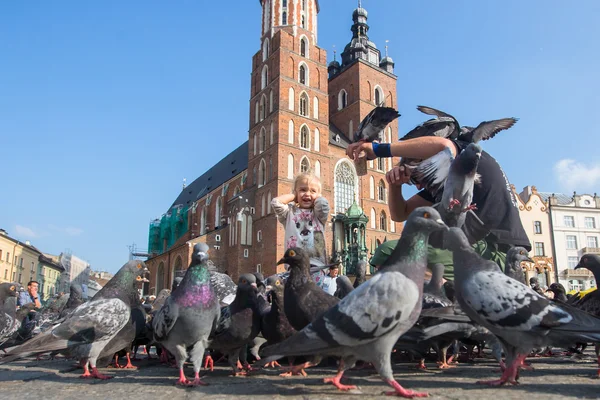 Padre e hija alimentando aves —  Fotos de Stock