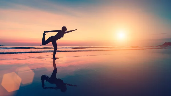 Woman doing exercises — Stock Photo, Image