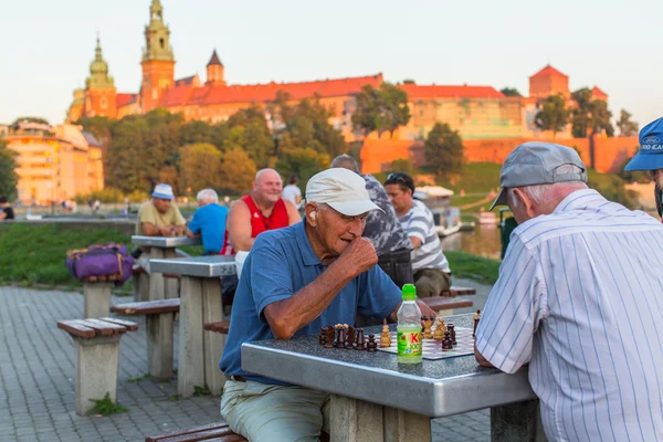 Elderly men play chess — Stock Photo, Image