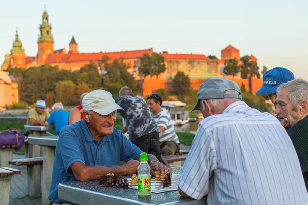 Hommes âgés jouent aux échecs — Photo