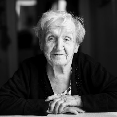 oturan yaşlı bayan