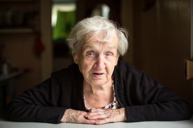 oturan yaşlı bayan