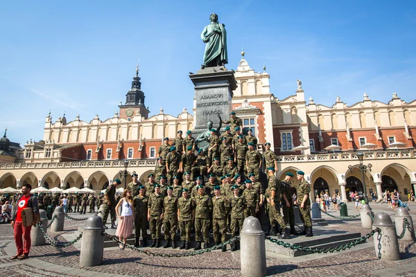 Soldaten in der Nähe des Michiewicz-Denkmals — Stockfoto