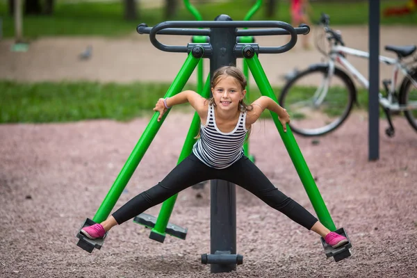 Liten flicka bedriver fitness — Stockfoto