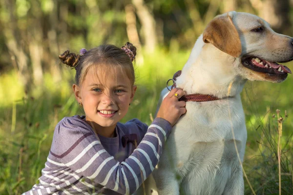 Köpekli küçük kız. — Stok fotoğraf