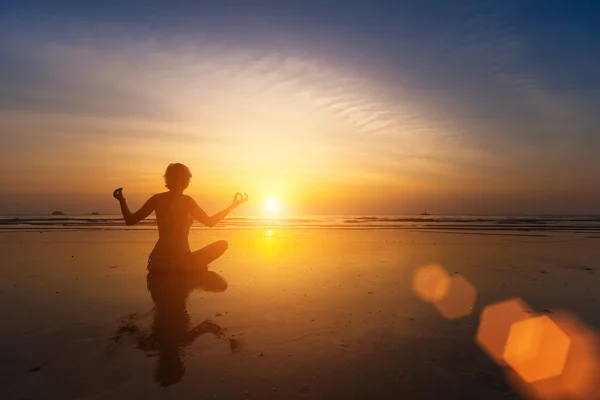 Donna che pratica yoga — Foto Stock