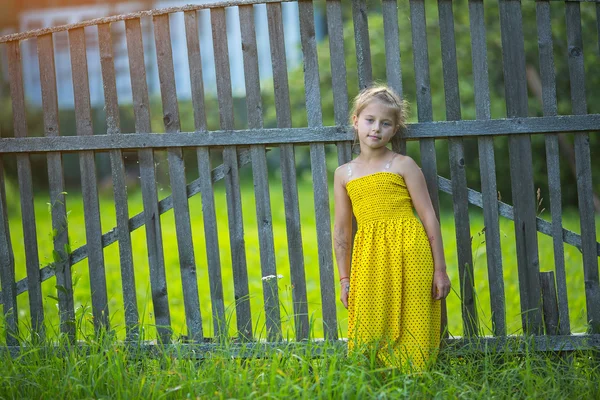 Liten flicka i gul klänning — Stockfoto