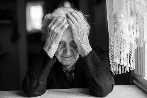 Starsza kobieta w depresji — Zdjęcie stockowe