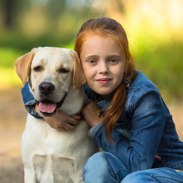 Fille avec son chien — Photo