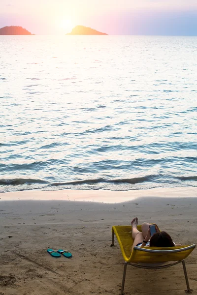 Kvinna på strand — Stockfoto