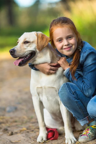 Köpekli küçük kız. — Stok fotoğraf