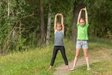 küçük kızlar jimnastik gerçekleştirmek