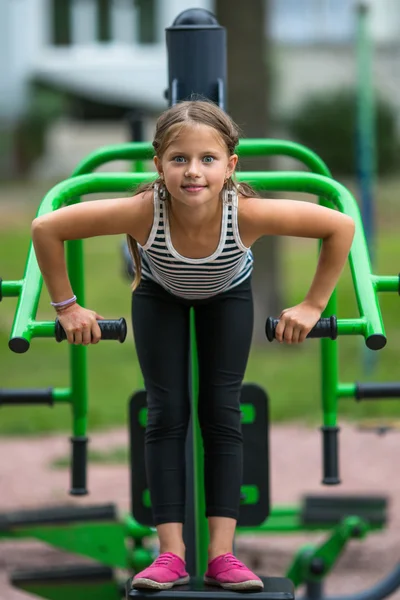 Meisje houdt zich bezig met fitness — Stockfoto