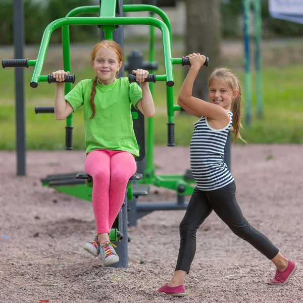 Twee kleine meisjes op de speelplaats — Stockfoto