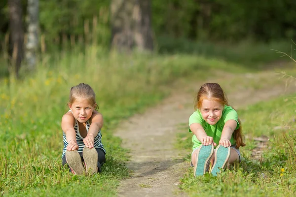 Маленькие девочки занимаются гимнастикой — стоковое фото