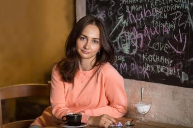 Kafeteryada oturan Bayan