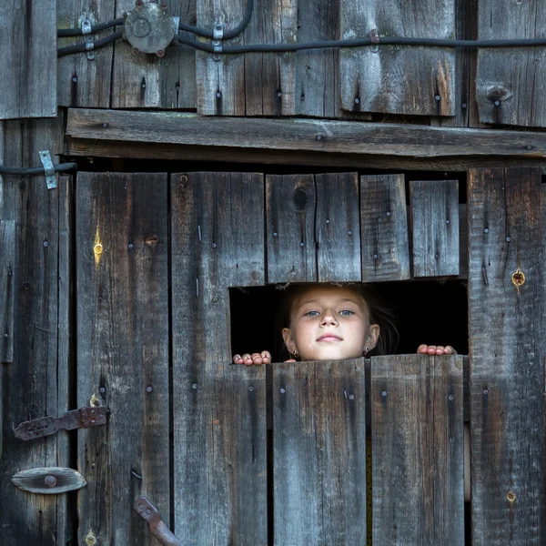 Klein meisje verbergen — Stockfoto