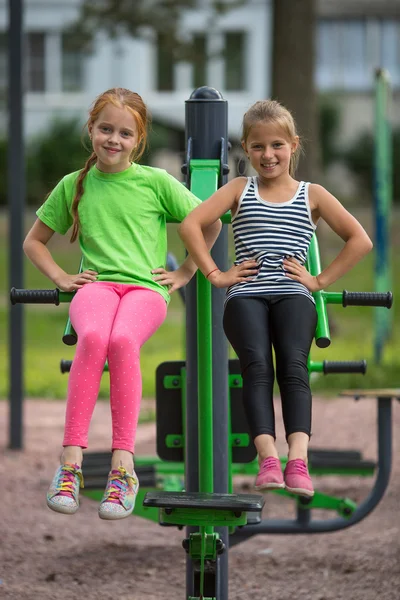 Κορίτσια δραστηριοποιείται στο γυμναστήριο — Φωτογραφία Αρχείου