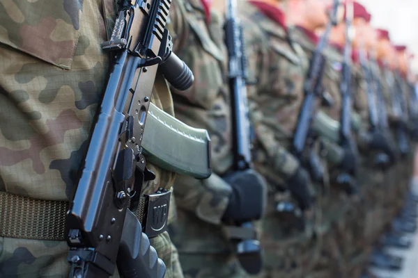 Des soldats polonais sur leurs gardes — Photo