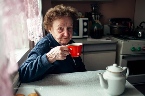 Die Alte Frau Trinkt Tee Der Küche Ihres Ländlichen Hauses — Stockfoto