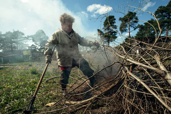 Starší Žena Uklízí Pálí Větve Své Farmě — Stock fotografie