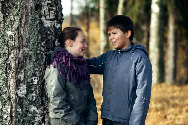 Ett Par Tonåringar Träffas Parken — Stockfoto