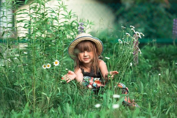 Une Petite Fille Est Assise Dehors Dans Herbe Verte — Photo