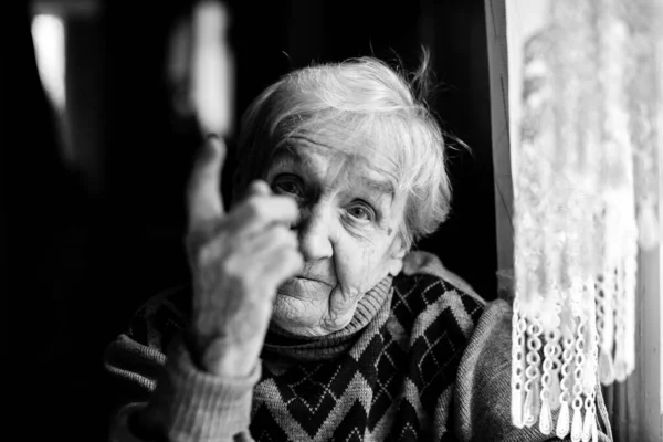 Una Donna Anziana Minaccia Con Dito Guardando Telecamera Fotografia Bianco — Foto Stock