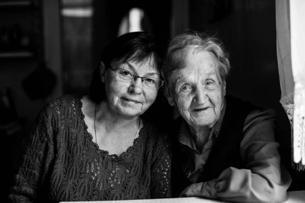 Egy Érett Portréja Öreg Anyjával Fekete Fehér Fénykép — Stock Fotó